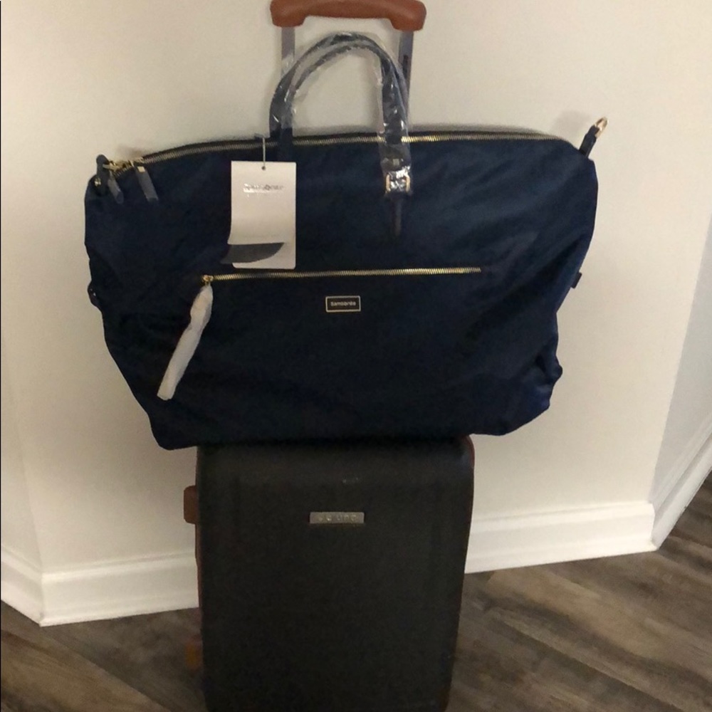 Brand New W/ the tags ..Great travel bag Samsonite
